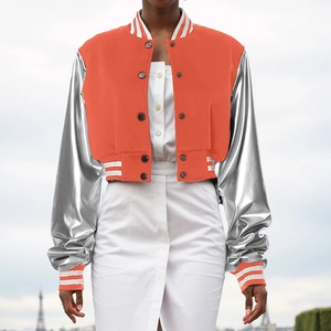 Details der silbernen PU-Lederärmel und des orangen Wollkörpers der Baseballjacke