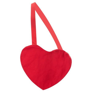 Détail d'un sac bandoulière rouge en forme de cœur avec large sangle sur fond blanc