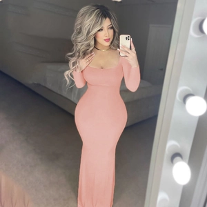 Robe longue moulante rose à manches longues et décolleté en U style selfie miroir