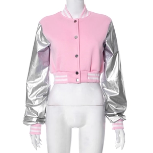 Detail der kurzen PU-Baseballjacke mit silbernen Metallic-Ärmeln und Druckknöpfen
