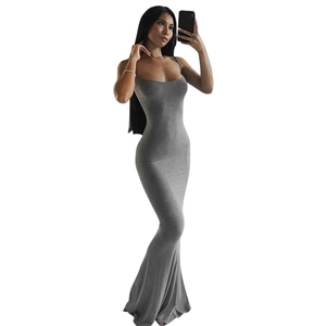 Robe longue grise ajustée sans manches avec fines bretelles et maille extensible
