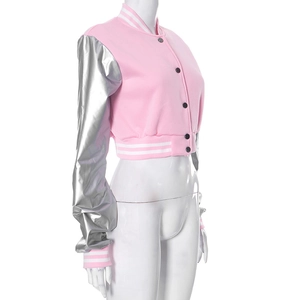 Detail der kurzen Bomberjacke mit rosa Body, silbernen Ärmeln und gestreiften Bündchen