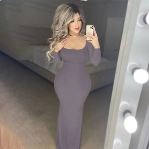 Détail de la robe longue moulante mauve à col en U et manches longues extensibles