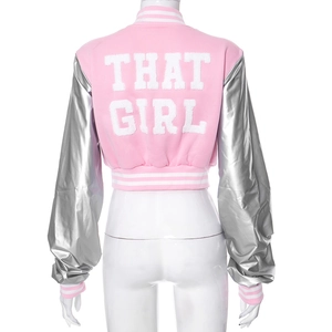 Rückansicht einer rosa-silbernen College-Jacke mit weißer THAT GIRL Stickerei auf dem Rücken