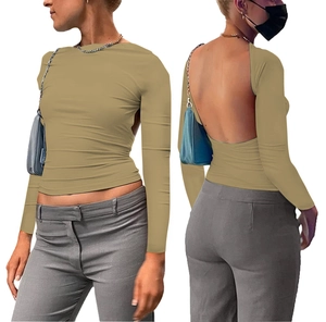 Dettaglio del top kaki aderente a maniche lunghe con elegante design a schiena scoperta