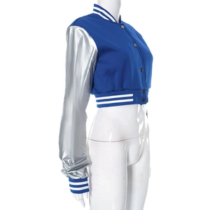 Detail der blau-silbernen Cropped-Baseballjacke mit gestreiften Rippbündchen am Saum