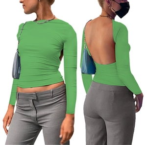 Dettaglio del crop top verde a maniche lunghe con profondo scollo a U sulla schiena e vestibilità slim