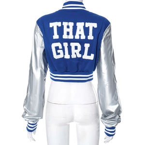 Makro-Detail der 'THAT GIRL' Stickerei auf der blau-silbernen Kurz-Baseballjacke