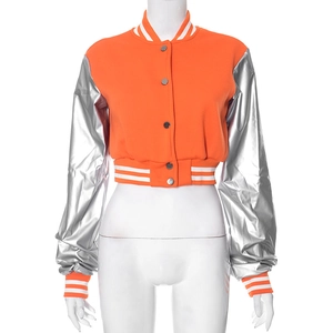Detail der kurzen Baseballjacke mit orangefarbenem Body, silbernen Ärmeln und Rippstrick