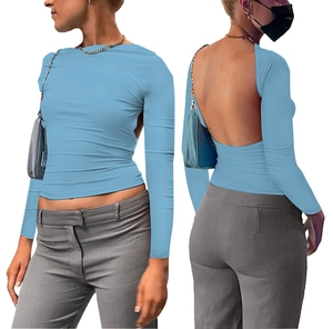 Dettaglio del top a maniche lunghe azzurro con vestibilità slim e schiena scoperta
