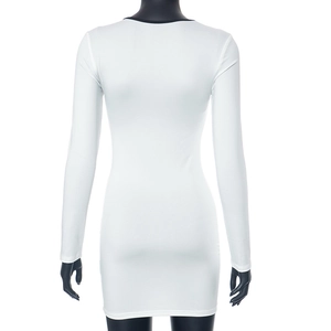 Vista posteriore di un abito bodycon bianco a maniche lunghe con bordi neri a contrasto