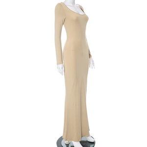 Détail d'une robe maxi kaki moulante avec une coupe taille haute et un ourlet sirène élégant