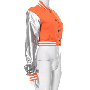 Details einer orangen Crop-Baseballjacke mit silbernen Ärmeln und gerippten Bündchen