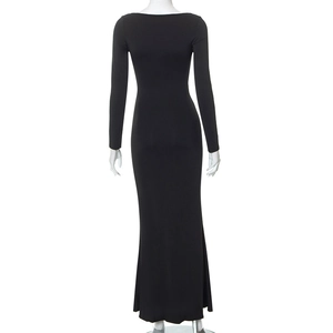 Vue arrière d'une robe longue noire ajustée à manches longues sur mannequin avec tissu élastique