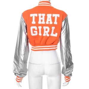 Detail der Cropped-Baseballjacke mit THAT GIRL Stickerei und silbernen PU-Ärmeln