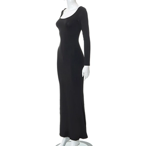 Détail de la robe maxi noire à manches longues avec une coupe ajustée très élastique