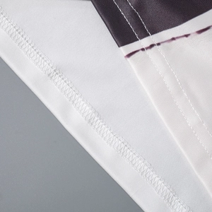 Dettaglio del tessuto in maglia bianco con stampa nera e cuciture di alta qualità