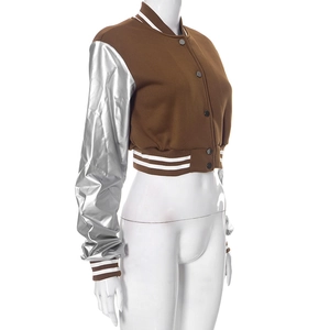 Detail der braunen PU-Leder-Baseballjacke mit silbernen Ärmeln und Druckknopfverschluss