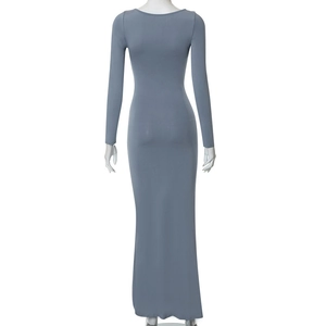 Vue détaillée du dos d'une robe maxi moulante bleu ardoise à manches longues sur mannequin