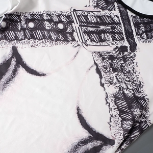 Dettaglio della stampa cintura vintage punk su un miniabito bianco aderente