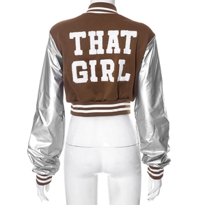 Detailaufnahme der Varsity-Jacke mit That Girl Stickerei aus Kunstleder auf der Rückseite