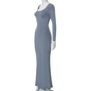 Détail du décolleté en U profond et du tissu élastique sur une robe longue moulante bleu gris