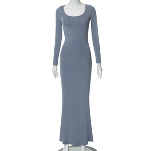 Détail de la robe longue gris-bleu ajustée avec décolleté en U profond et maille de qualité