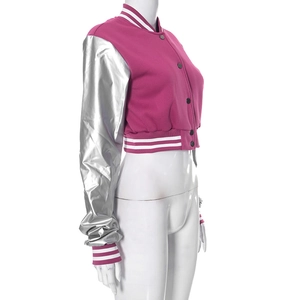Details der silbernen Metallic-Ärmel und der fuchsiafarbenen kurzen Baseballjacke mit Knöpfen