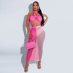 Zweiteiliges Damen Sommer-Set mit pinkem Halter-Top und buntem Maxirock aus Mesh