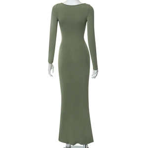 Détail de la robe longue moulante vert olive montrant sa coupe ajustée et sa texture en maille