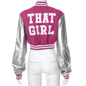 Details der weißen THAT GIRL Handtuchstickerei auf der pink-silbernen Baseballjacke