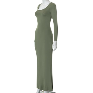 Détail d'une robe maxi moulante vert olive avec maille côtelée et manches longues