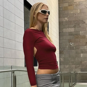 Dettaglio del top aderente bordeaux con un design trendy con apertura sulla schiena
