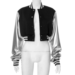 Detail der silbernen Metallic-Ärmel und schwarz-weiß gestreiften Rippbündchen der Jacke
