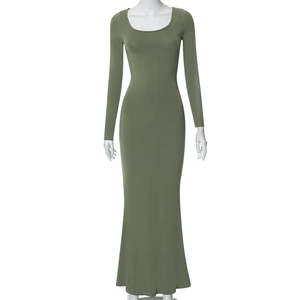 Détail d'une robe longue moulante vert olive avec décolleté en U et manches longues