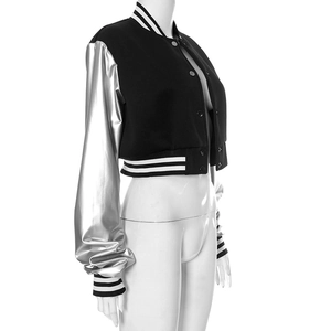 Detail des silbernen Metallic-Ärmels und des gestreiften Bündchens der Baseballjacke