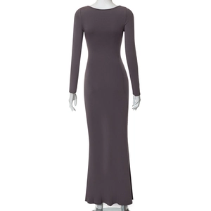 Détail d'une robe longue à manches longues violet fumé foncé avec coupe ajustée en jersey