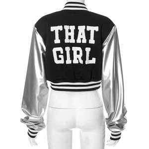 Detail der weißen THAT GIRL Stickerei auf der Rückseite der PU-Leder-Baseballjacke