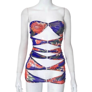 Detail van blauwe bloemenjurk met uitsnijdingen in de taille en strass-gesp