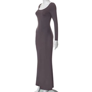 Vue latérale détaillée d'une robe longue moulante café à manches longues sur mannequin