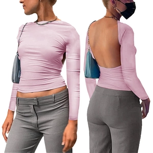 Dettaglio di un top rosa a maniche lunghe con un elegante design aperto sulla schiena