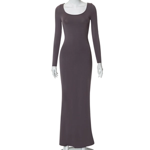 Détail d'une robe longue à manches longues violet foncé en tissu très élastique