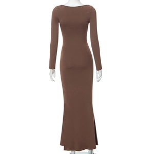 Vue détaillée d'une robe moulante marron à manches longues en tissu tricoté élastique