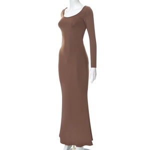 Vue détaillée d'une robe longue moulante marron chocolat à manches longues et tissu élastique