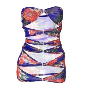 Detail van de sexy bloemenprint mini-jurk met cut-out design en strass gesp details
