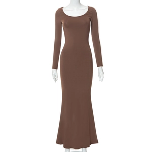 Détail d'une robe moulante marron à manches longues avec col rond et coupe longue sirène