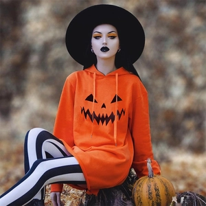 Dettaglio della felpa arancione di Halloween con stampa di zucca nera e cappuccio