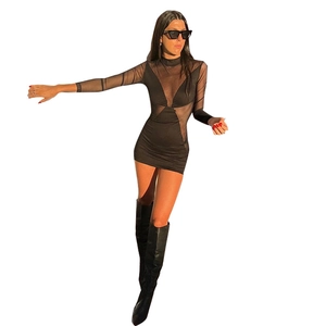 Mini abito nero sexy a maniche lunghe con inserti in rete e silhouette aderente