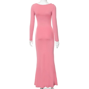 Vue arrière d'une robe longue rose moulante à manches longues en tissu jersey extensible