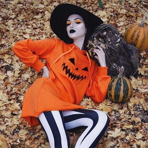 Dettaglio dell'abito con cappuccio arancione di Halloween con faccia di zucca e coulisse